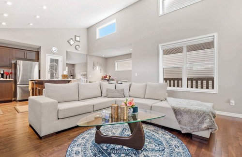 Calgary Casa | NEW! LG Family Home: Near Airport, FREE Banff Pass, Wine, Netflix, Gym & More!