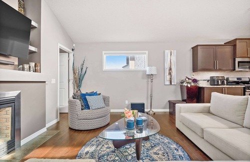Calgary Casa | NEW! LG Family Home: Near Airport, FREE Banff Pass, Wine, Netflix, Gym & More!