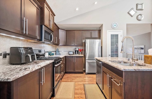 Calgary Casa | NEW! LG Family Home: Near Airport, FREE Banff Pass, Wine, Netflix, Gym & More!