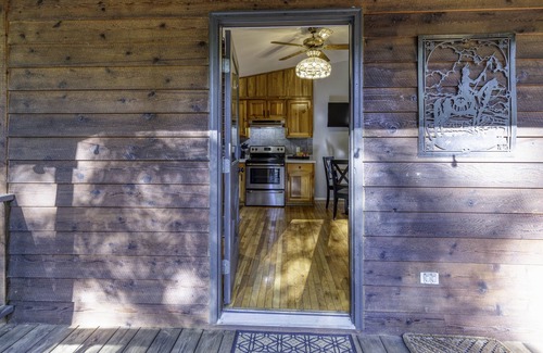 Hiawassee Casa | NEW! Lil' Oak Lodge Escape - Great Location + King Suite!