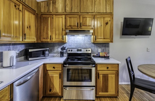 Hiawassee Casa | NEW! Lil' Oak Lodge Escape - Great Location + King Suite!