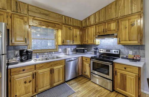 Hiawassee Casa | NEW! Lil' Oak Lodge Escape - Great Location + King Suite!