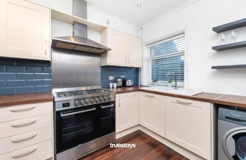 Wolstanton Casa | NEW Lily House by Truestays - 3 Bedroom House in Stoke-on-Trent