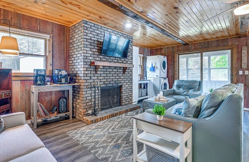 New Lisbon Casa | New Lisbon Home w/ Fire Pit & Ping-Pong!