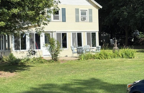Brooklyn Casa | New listing! 3bedroom 2full bath cottage on Wamplers lake in Brooklyn, Mi.