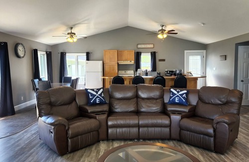 Front of Yonge Cabaña | New Listing - 4 Season Lakefront Chalet Home on Graham Lake Mallorytown