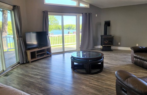Front of Yonge Cabaña | New Listing - 4 Season Lakefront Chalet Home on Graham Lake Mallorytown