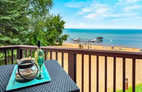 Traverse City Apartamento | New Listing Beach Bliss 211! Stunning bay view