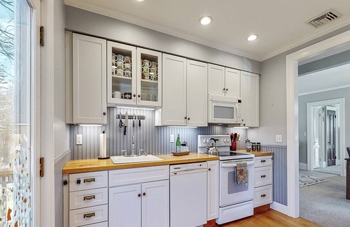Stevenson Apartamento | New Listing, Beautiful Victorian Apartment 2 beds, 1 bath,