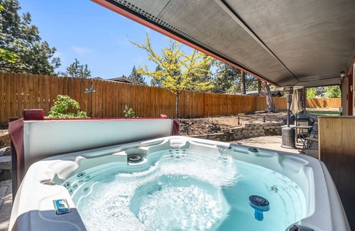 Southeast Bend Casa | New Listing! Bend Home ~ Hot Tub ~ Dog Friendly