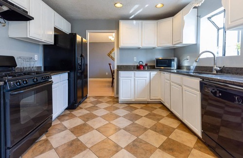 Snellville Casa | New Listing! Budget Lakeside Hideaway with Rustic Charm | Fishing and Community Pool