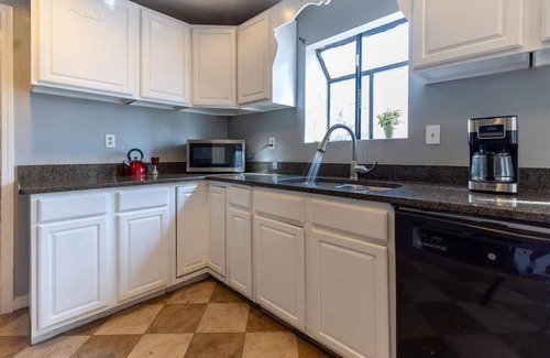 Snellville Casa | New Listing! Budget Lakeside Hideaway with Rustic Charm | Fishing and Community Pool