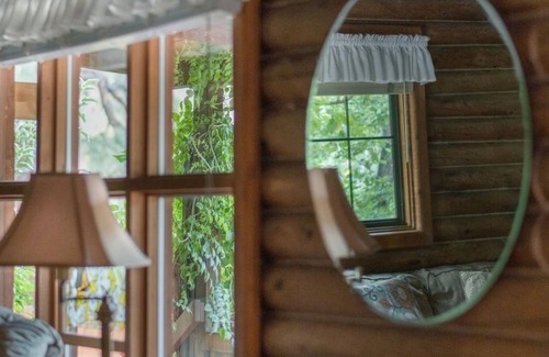 Sedona Cabina | NEW LISTING! Canyon Wren Honeysuckle by RedAwning