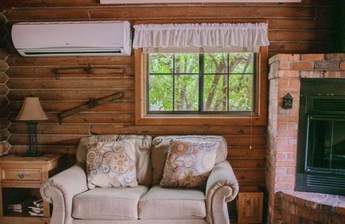 Sedona Cabina | NEW LISTING! Canyon Wren Honeysuckle by RedAwning