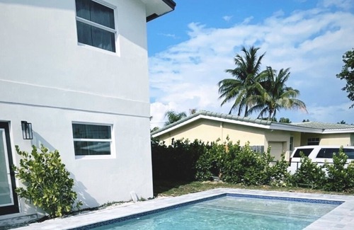 Central Corals Casa | NEW LISTING! Casa Cervo - Stunning Home in great location - walkable to restaurants, shopping, and the beach! by RedAwning