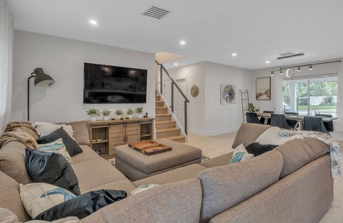 Central Corals Casa | NEW LISTING! Casa Cervo - Stunning Home in great location - walkable to restaurants, shopping, and the beach! by RedAwning