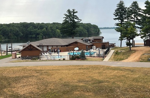 Mauston Condominio | New Listing-Castle Rock Lake Condo