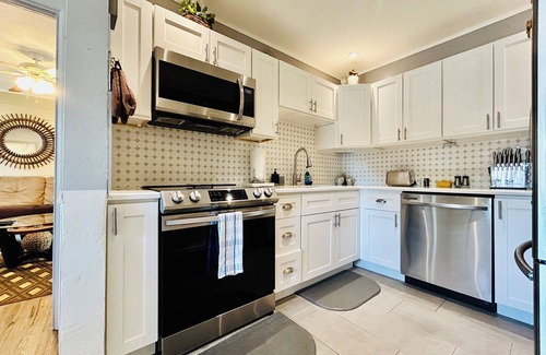 Greater Pinellas Point Casa | !NEW LISTING!CHARMING HOME-TREE SWING-BBQ-NEAR BEACH/PARK/LAKE/RESTAURANT/SHOPS!