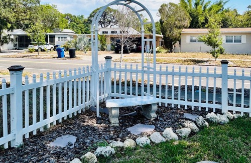 Greater Pinellas Point Casa | !NEW LISTING!CHARMING HOME-TREE SWING-BBQ-NEAR BEACH/PARK/LAKE/RESTAURANT/SHOPS!