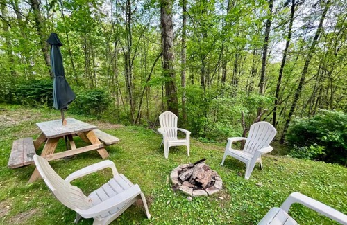 Kimberlin Heights Cabina | NEW LISTING! Charming Cozy Cabin! Tucked Away in a PEACFUL MOUNTAIN surrounding!