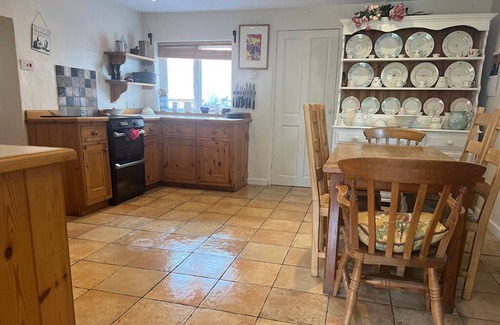 Chichester Cabaña | *New Listing* Charming flint cottage. Off road parking. Child and pet friendly.