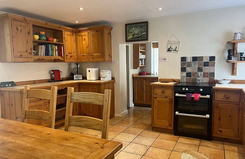 Chichester Cabaña | *New Listing* Charming flint cottage. Off road parking. Child and pet friendly.