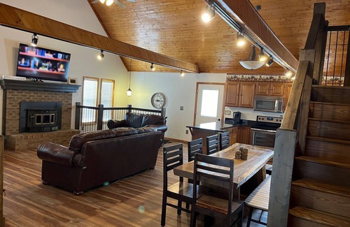 Sevierville Cabina | New Listing - Cozy 5-bedroom cabin in Sevierville - sleeps 18!