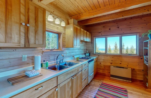 Northport Casa | New listing! Cozy and unique abode on 200 acres with sweeping views