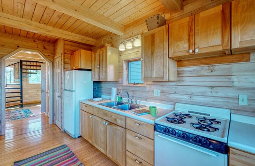 Northport Casa | New listing! Cozy and unique abode on 200 acres with sweeping views