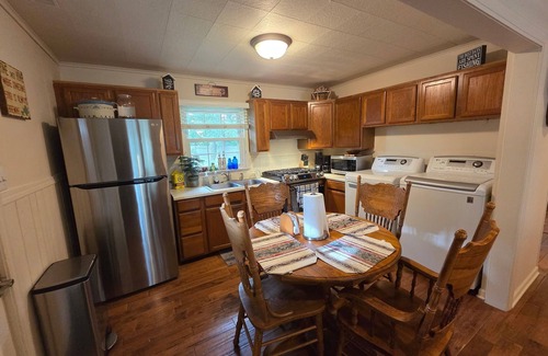 Lake Shangrila Cabaña | New Listing!! Cozy Lake Shangri-La Cottage!! Big yard, fire pit, sleeps 4