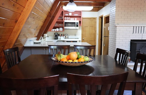 Eden Cabina | ¡Nuevo listado! Acogedora escapada de montaña. Bellamente Remodeled Cabin Sleeps 8.