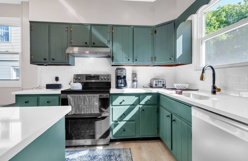 North Lake George Casa | NEW LISTING! Cozy Trotter (4-Bedroom Home) - Pets Allowed