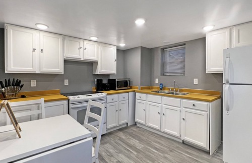 Forest Hills Casa | *New Listing*Cute 1BR/Private Balcony/Free Parking