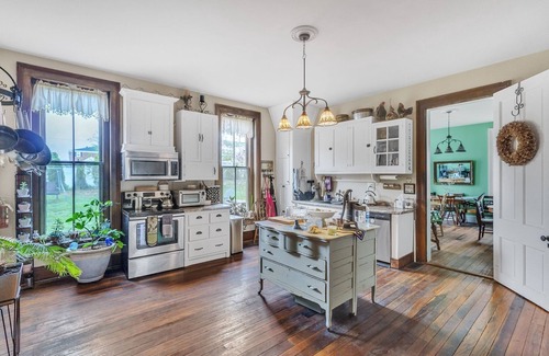 Glasgow Apartamento | NEW LISTING! Dickinson Room by Main Street Bed & Breakfast