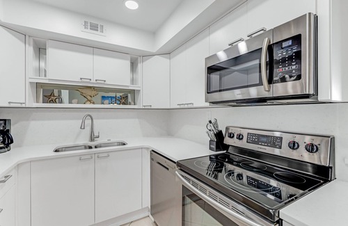 Aquarius Oceanfront Condominio | New listing! Direct oceanfront condo with private balcony overlooking the pool and beach