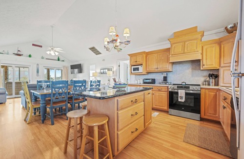 Nags Head Casa | New Listing-Dock, Kayaks, Bikes, Beach Chairs, Shared Pool