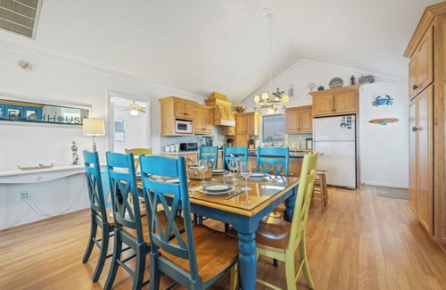 Nags Head Casa | New Listing-Dock, Kayaks, Bikes, Beach Chairs, Shared Pool