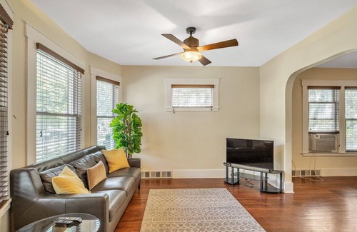 Mexicantown - Southwest Detroit Apartamento | NEW LISTING! Downtown Detroit Adjacent - Southwest 1st FL Apt by RedAwning
