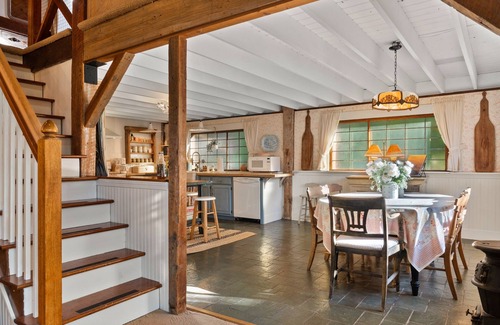 Richmond Apartamento | New listing! Dublinshire Farm #3: Stunning grand apt in lovely country barn.