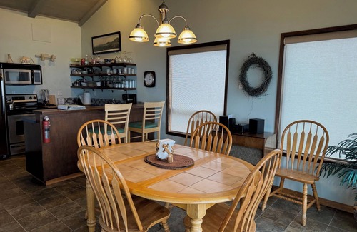 Yachats Casa | NEW LISTING! Fantasea! Enjoy dramatic crashing waves, fireplace, dog friendly!