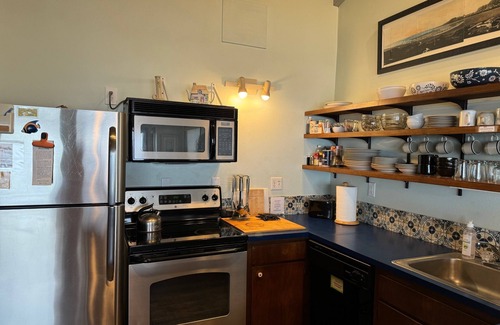 Yachats Casa | NEW LISTING! Fantasea! Enjoy dramatic crashing waves, fireplace, dog friendly!