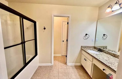 Athens Condominio | New listing for Game night luxury 2 bedroom 2 bath condo with walking to stores