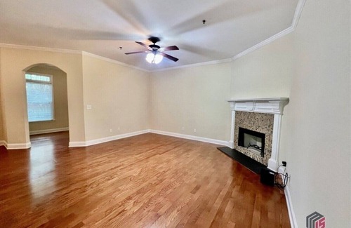 Athens Condominio | New listing for Game night luxury 2 bedroom 2 bath condo with walking to stores