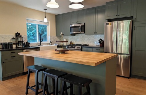 Ashford Cabina | NEW LISTING! Freshly Renovated - Sleeps 8! Offering HOT TUB+BBQ!