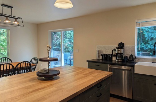Ashford Cabina | NEW LISTING! Freshly Renovated - Sleeps 8! Offering HOT TUB+BBQ!