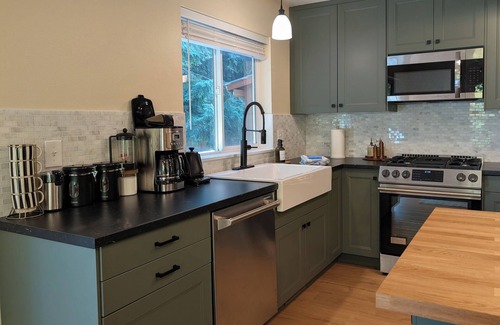 Ashford Cabina | NEW LISTING! Freshly Renovated - Sleeps 8! Offering HOT TUB+BBQ!
