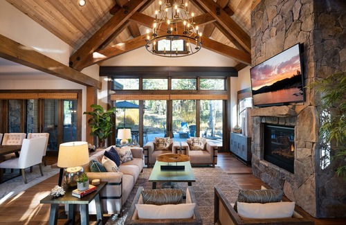 Truckee Casa | New Listing! Gorgeous 4 Bedroom Home on Gray's Crossing Golf Course!