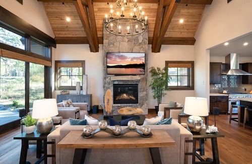 Truckee Casa | New Listing! Gorgeous 4 Bedroom Home on Gray's Crossing Golf Course!