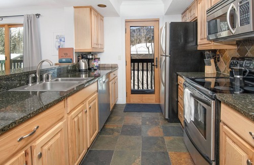 Vail Casa | New Listing! Ground Floor Unit | 10 mins to Vail | Tennis Courts