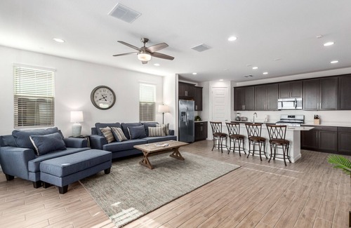 Desert View Casa | New Listing! Heated Sparkling Pool, Fast Wifi, King Bed, Putting Green!